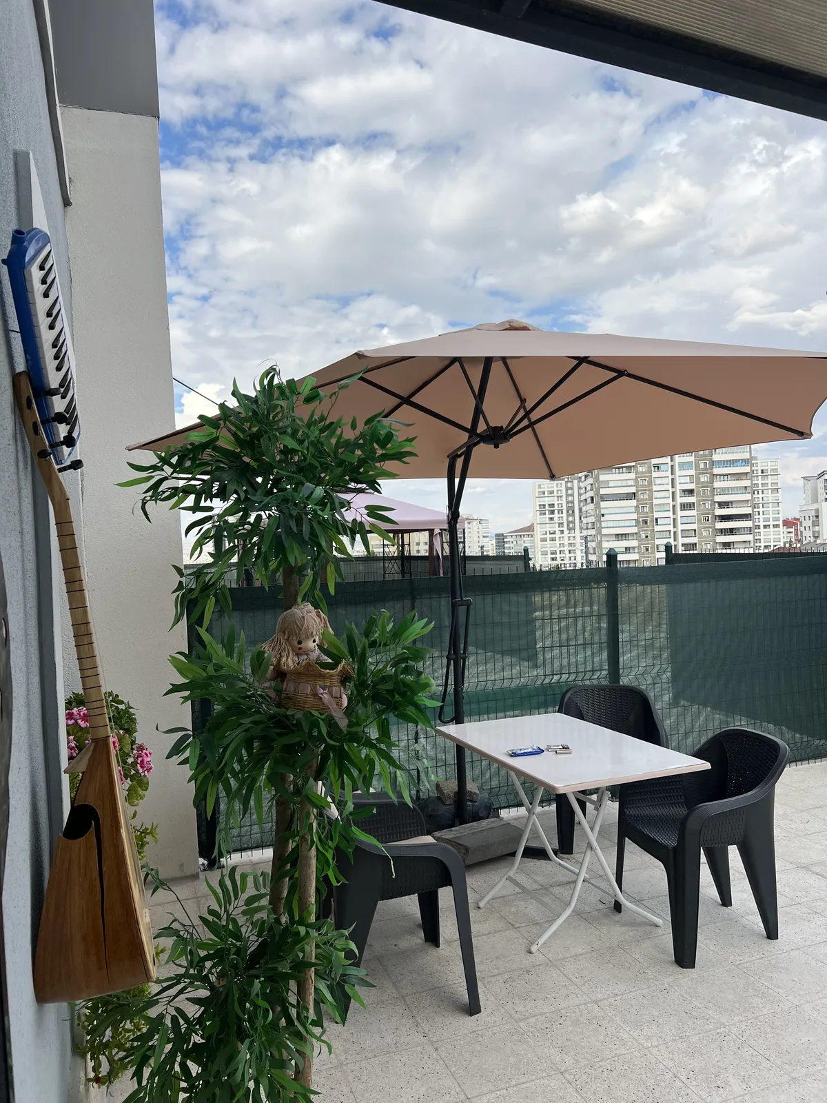 Bahçede şemsiye altında masa ve bağlama