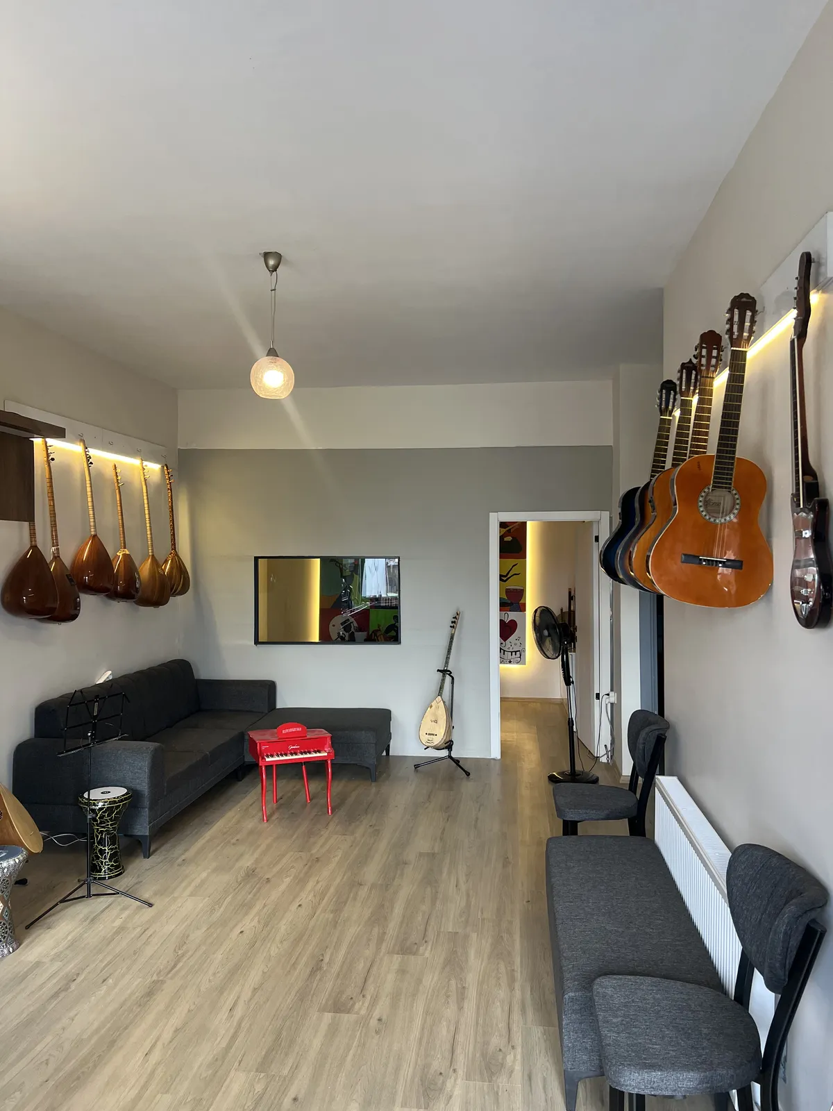 Çınar Müzik ders salonu: duvarda gitarlar ve bağlamalar