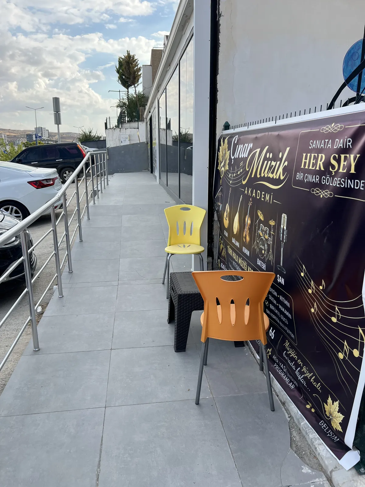Çınar Müzik Akademi tabelası ve dış cephe